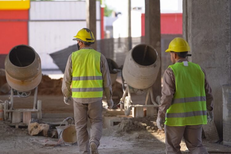 Pese al leve repunte, la construcción y la industria siguen en picada