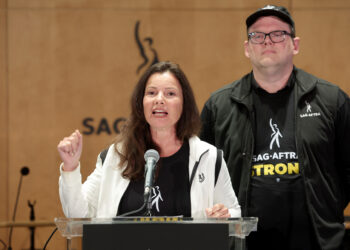 Con un encendido discurso de Fran Drescher, actores de Hollywood se suman a la huelga de guionista