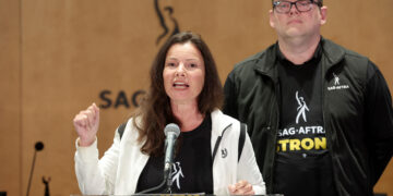 Con un encendido discurso de Fran Drescher, actores de Hollywood se suman a la huelga de guionista