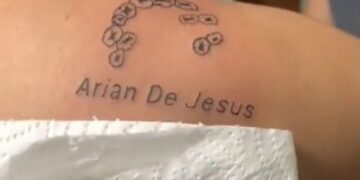 Se tatuó la mordida de su novia en la espalda, pero un detalle hizo estallar las redes sociales
