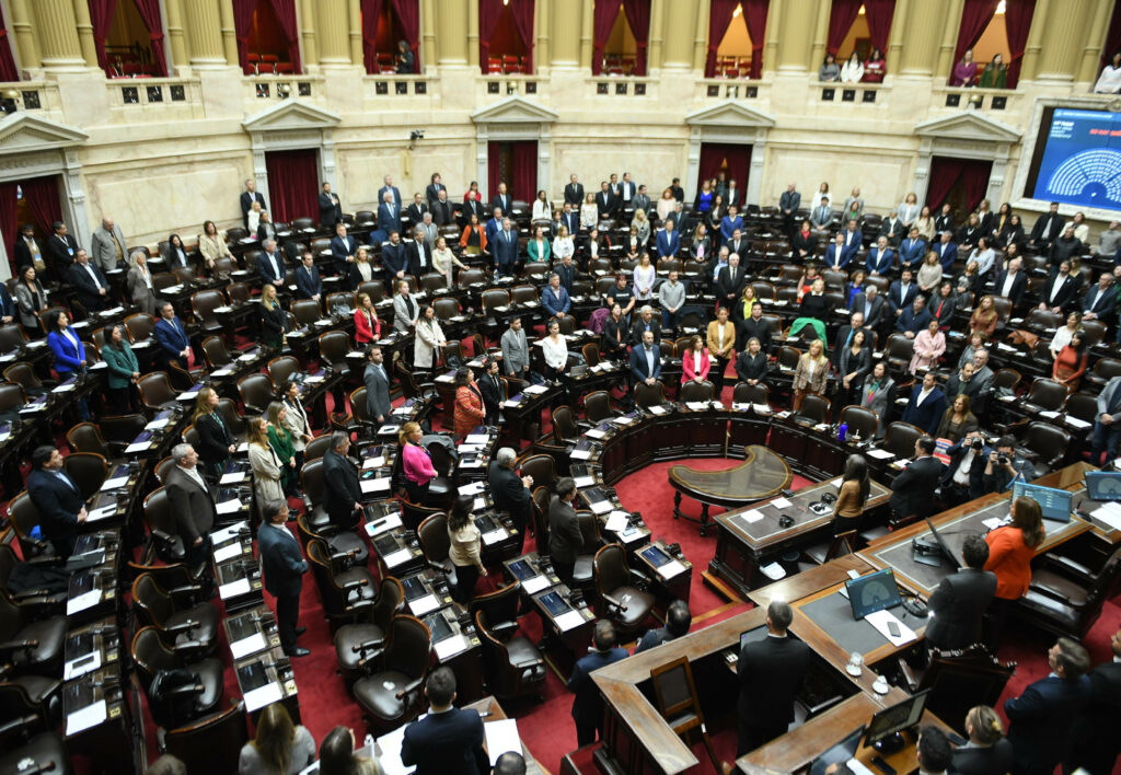 Após mais de dois meses, deputados voltam à sessão com créditos da UVA como questão central