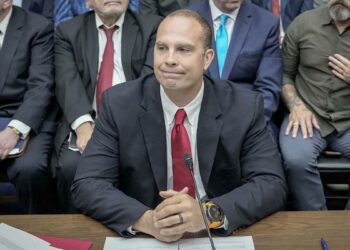 Ex piloto de Marina afirma que EE.UU. rescató restos «biológicos no humanos» de ovnis