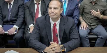 Ex piloto de Marina afirma que EE.UU. rescató restos «biológicos no humanos» de ovnis