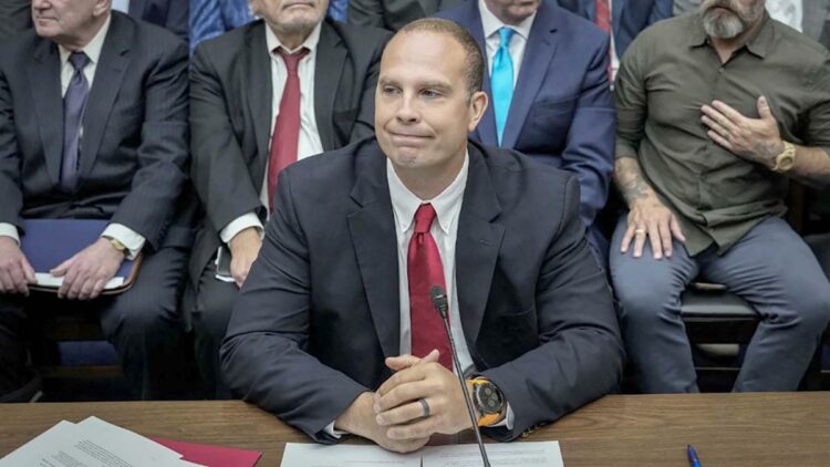 El expiloto de la Marina estadounidense y exoficial de inteligencia, David Grusch.