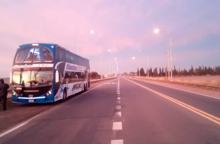 Una mujer se descompensó en un colectivo de larga distancia y murió en pleno viaje