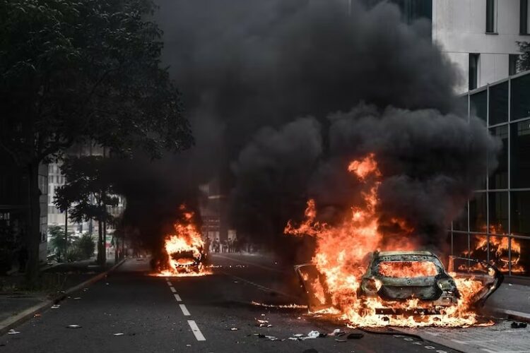 Cientos de vehículos fueron incendiados durante las jornadas de protestas.