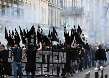 Neofascistas franceses atacan a los manifestantes en las calles
