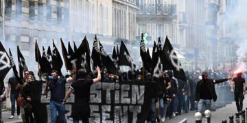 Neofascistas franceses atacan a los manifestantes en las calles