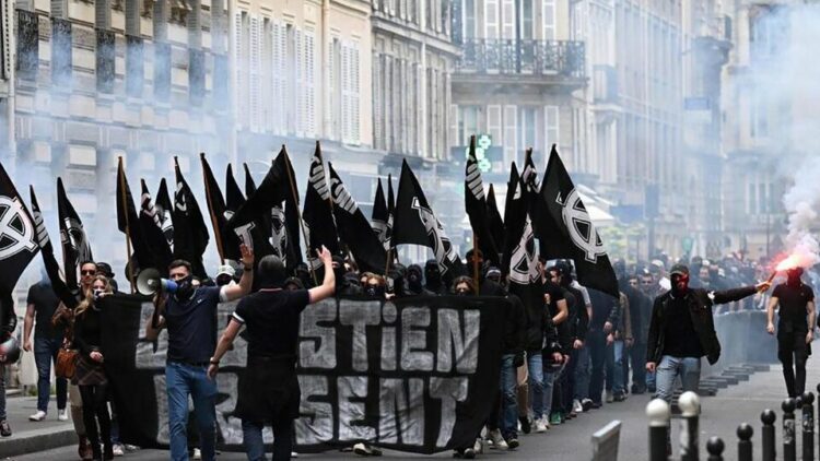 Neofascistas franceses atacan a los manifestantes en las calles