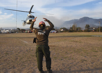 Más de 100 efectivos trabajan arduamente para controlar el fuego restante en el cerro Uritorco