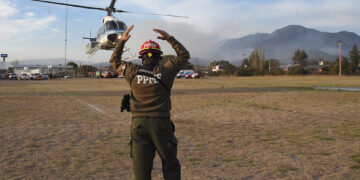 Más de 100 efectivos trabajan arduamente para controlar el fuego restante en el cerro Uritorco