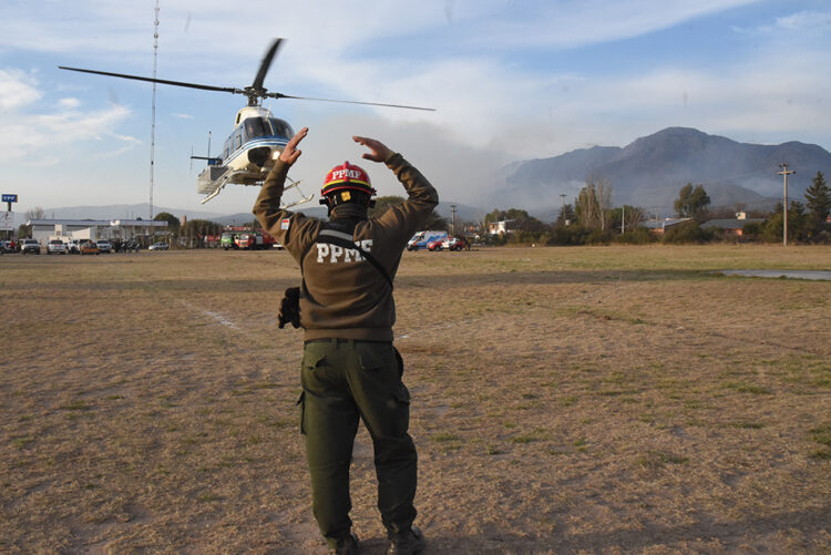 Más de 100 efectivos trabajan arduamente para controlar el fuego restante en el cerro Uritorco