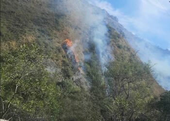 Bomberos combaten un incendio generado en la zona del Paredón del Dique San Roque