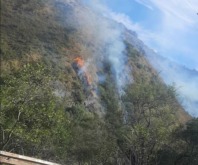 Bomberos combaten un incendio generado en la zona del Paredón del Dique San Roque