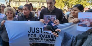 Indignación y desconsuelo de la familia de Joaquín frente a la escuela donde concurría el adolescente