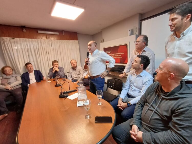 Juez participó del Foro de Intendentes Radicales junto a Carasso y De Loredo.