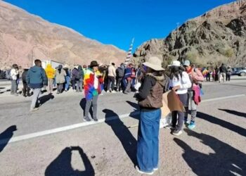Falleció una turista en Jujuy tras descompensarse en un colectivo bloqueado por un corte de ruta