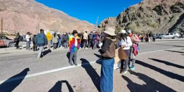 Falleció una turista en Jujuy tras descompensarse en un colectivo bloqueado por un corte de ruta