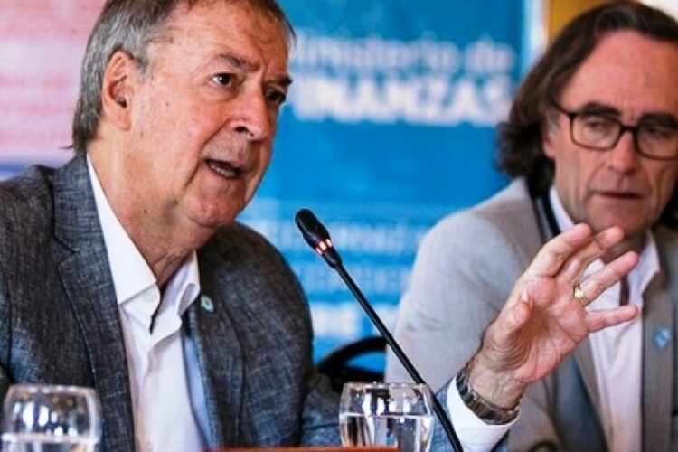 El gobernador Juan Schiaretti junto a su Ministro de finanzas, Osvaldo Giordano.