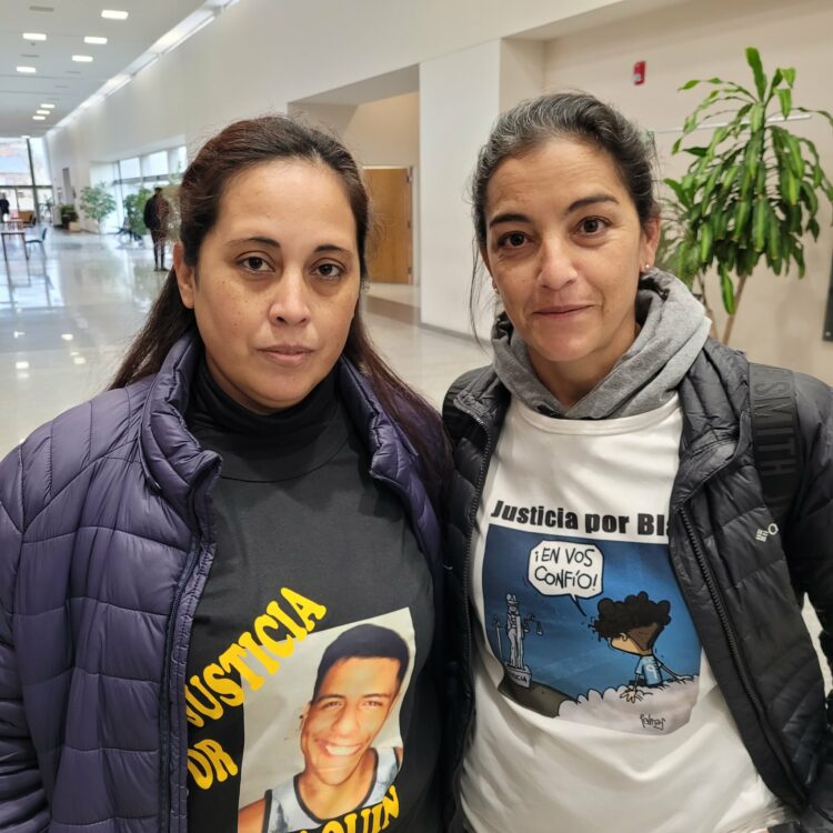 Soledad Paredes (izq.) y Soledad Laciar (der.), madres de Joaquín Paredes y Blas Correas.