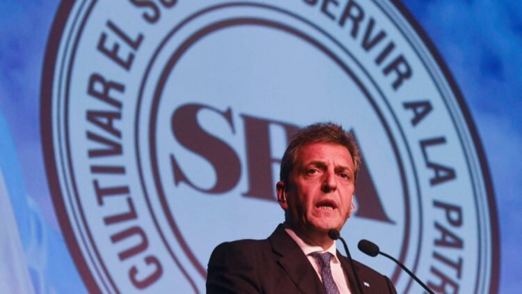 Ya como precandidato de UxP, Massa expuso ayer en la Exposición Rural.