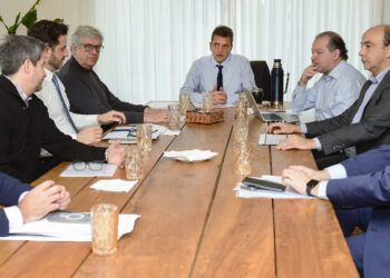 Previo a viajar a la cumbre del Mercosur, Massa reunió a su equipo con eje en el FMI y los precios