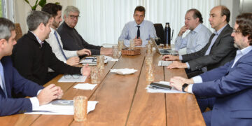 Previo a viajar a la cumbre del Mercosur, Massa reunió a su equipo con eje en el FMI y los precios