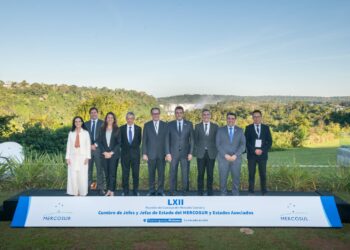 Los mandatarios del Mercosur se reúnen bajo tensión por la propuesta de abrir el bloque