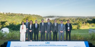 Los mandatarios del Mercosur se reúnen bajo tensión por la propuesta de abrir el bloque