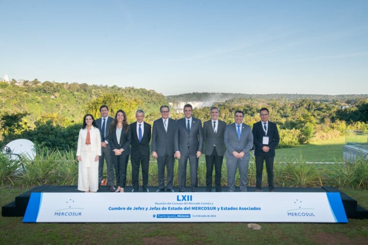 Los mandatarios del Mercosur se reúnen bajo tensión por la propuesta de abrir el bloque