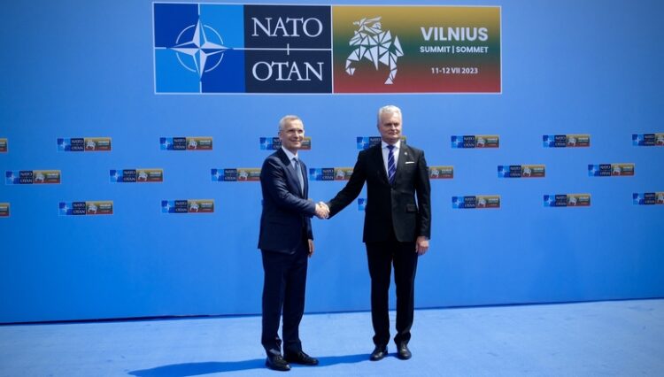 El Secretario General, Jens Stoltenberg, llegó a Lituania y discutió los preparativos finales para el #NATOSummit con el Presidente Gitanas Nausėda.
