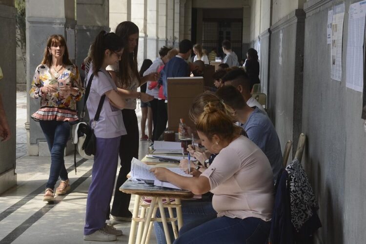 Comenzaron la Paso en Santa Fe, con el foco puesto en las internas del peronismo y Juntos por el Cambio