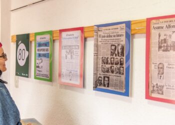 Una muestra exhibe las tapas de diarios de los últimos 40 años