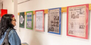 Una muestra exhibe las tapas de diarios de los últimos 40 años
