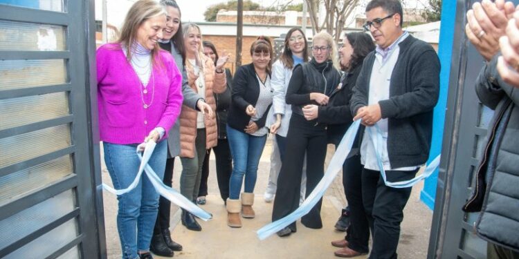La funcionaria Liliana Montero (izq.) visitó el centro de salud de barrio Guiñazú.