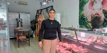 Siguió al acusado de robarle, lo golpeó en la calle y lo entregó