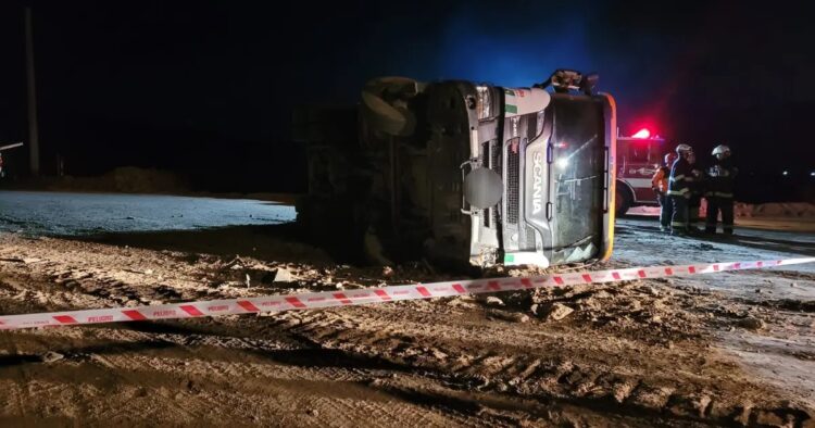 En Cosquín, falleció un camionero tras perder el control y volcar su vehículo.