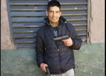 Salvaje golpiza al policía que mató a un pistolero en Müller