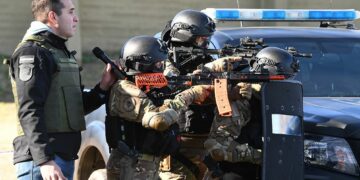 La Policía de Córdoba se capacita para el inminente uso de armas no letales en  la ciudad