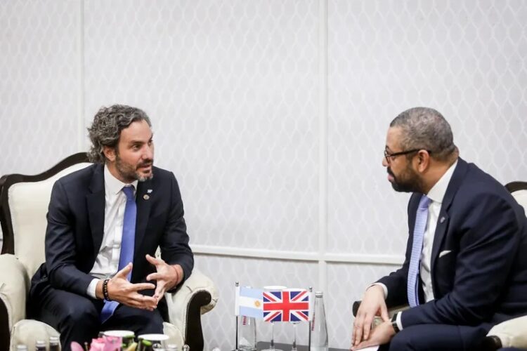 El canciller Cafiero junto a su par británico, James Cleverly (foto de arhivo).