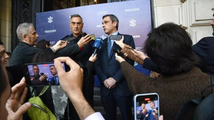 El titular de la Aduana, Guillermo Michel (derecha), junto al Comisario General a cargo de Delitos Federales, Carlos Ñamandú (izquierda), durante una conferencia de prensa