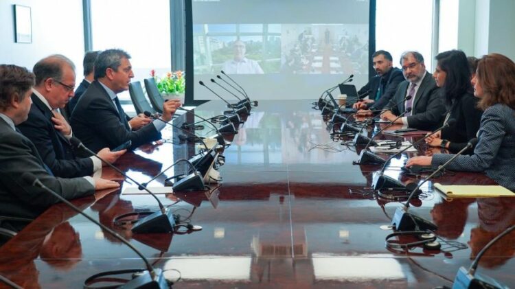 El equipo argentino en la última reunión con los representantes del FMI.