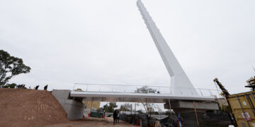 Avanzan los trabajos de construcción del puente peatonal del Parque Las Heras