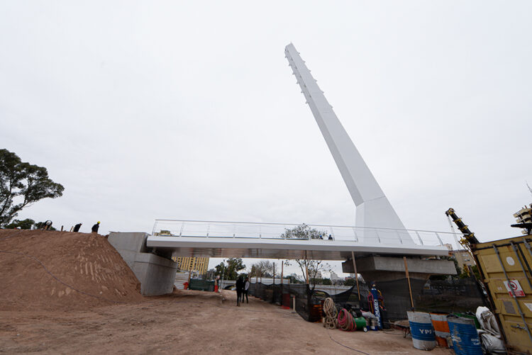 Avanzan los trabajos de construcción del puente peatonal del Parque Las Heras