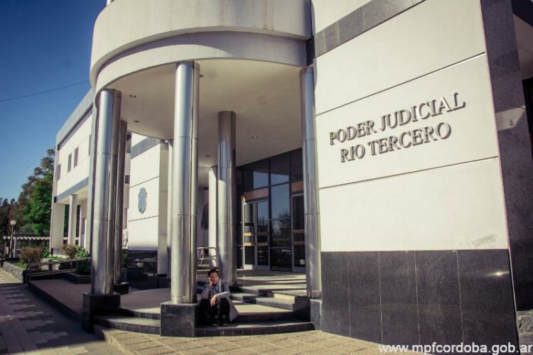 Lo condenaron a 18 años de cárcel por abusar a su hijastra durante 30 años