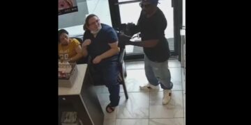 Intentó robar en un local, pero no logró intimidar a los clientes y se fue derrotado