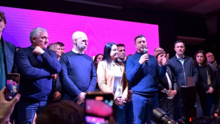 Pasadas las 21 y sin datos oficiales De Loredo reconoció la derrota