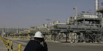 Arabia Saudita y Rusia buscan impulsar el precio del petróleo