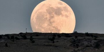 A qué hora se podrá observar la Superluna del Ciervo este lunes en Córdoba