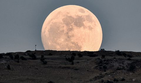 A qué hora se podrá observar la Superluna del Ciervo este lunes en Córdoba